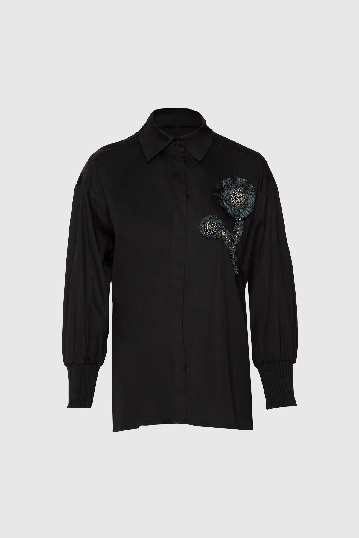 Nakış Ve İşlemeli Kolları Trikolu Oversize Siyah Gömlek