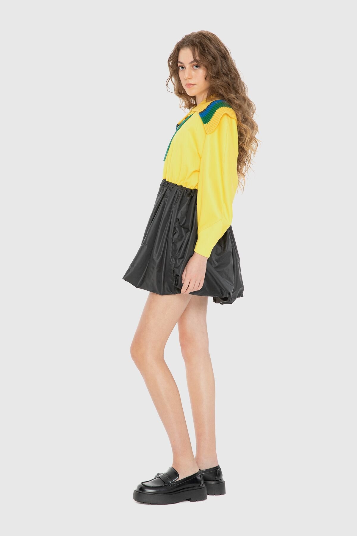 Triko Yaka Detayli Yağmurluk Garnili Mini Elbise